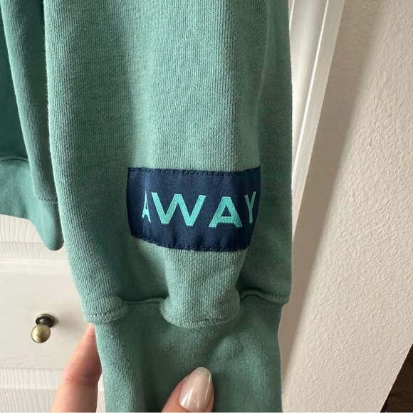 AWAY The Mayfair Group TRAVEL‎ THE WORLD SWEATSHIRT Green - Picture 2 of 5